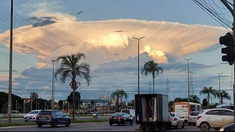 Cumulonimbus foi comparada a um cogumelo atômico e também a um disco voador “Cogumelo” nos céus de Brasília assusta e fascina | VÍDEO Nuvem em formato de cogumelo no céu de Brasília na tarde da última terça-feira (18) - Reprodução/Twitter