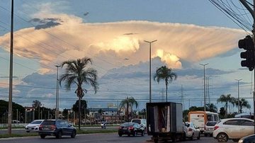 Cumulonimbus foi comparada a um cogumelo atômico e também a um disco voador “Cogumelo” nos céus de Brasília assusta e fascina | VÍDEO Nuvem em formato de cogumelo no céu de Brasília na tarde da última terça-feira (18) - Reprodução/Twitter