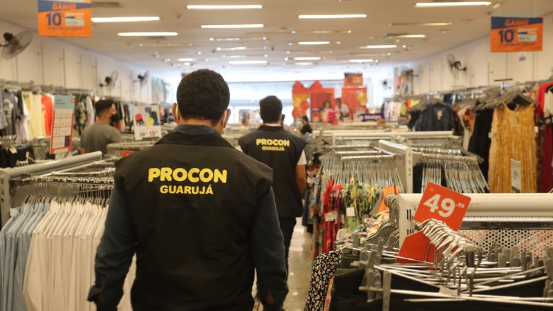 De acordo com o superintendente do Procon Guarujá, Alexandre Cardoso, a operação deste ano foi bastante positiva Procon Guarujá vistoria 50 estabelecimentos durante a ´Operação Natal´ Agentes do Procon-SP em uma das lojas vistoriadas no Guarujá - Divulgação/Prefeitura de Guarujá