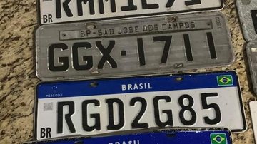 Várias placas foram guardadas por moradores de Caraguatatuba e Ubatuba Dezenas de placas de carro são encontradas depois da chuva Foto de algumas placas de carro - Da redação