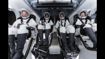 Chris Sembroski na cápsula de lançamento após receber vaga de amigo Saiba quem é homem que ganhou uma viagem ao espaço e deu a um amigo Astronautas em cápsula de lançamento de foguete - Imagem: Associated Press / John Raoux