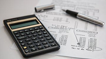 Golpe do boleto falso é cada vez mais aplicado na praça. Confira dicas para não ser mais uma vítima Comerciante paga boleto falso de R$ 12 mil em Praia Grande Calculadora e papel com contas em cima de uma mesa - Pixabay