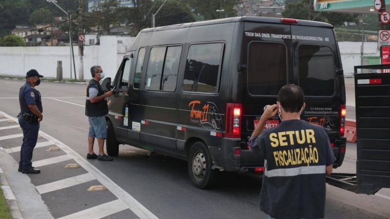 Fiscalização será feita pela Guarda Municipal; infratores estão sujeitos a multa Turismo de um dia: Santos aprova lei que obrigada identificação de veículos Van parada em via enquanto fiscais da prefeitura vistoriam - Divulgação