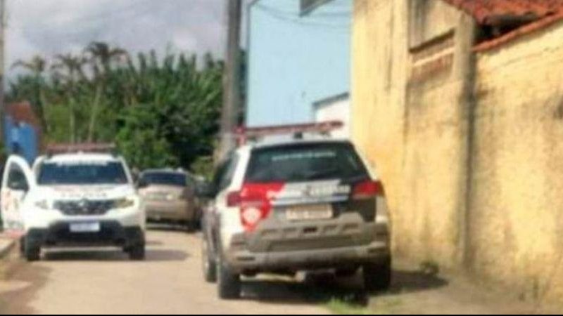 Não há informações sobre a autoria dos tiros, nem a motivação do crime. Até o momento ninguém foi preso, porém, a Polícia Civil irá investigar o caso Homem é morto com pelo menos dez tiros, em Caraguatatuba Viaturas da Policia Militar em frente ao local do - Reprodução