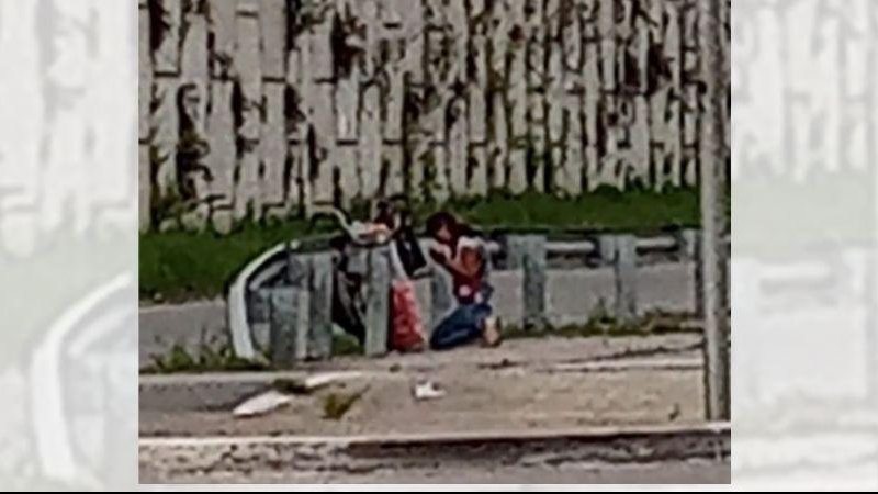 Atitude da moça gerou comentários positivos na internet Vendedora de pipoca doce comove ao ajoelhar próximo à viaduto para orar Mulher ajoelhada em frente aos pacotes de pipoca doce - Reprodução Facebook
