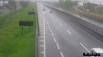 Segundo o DER, a visibilidade na via está reduzida devido ao tempo instável Tempo instável e tráfego normal na Padre Manoel da Nóbrega nesta manhã de sábado (8) Km 311 da rodovia Padre Manoel da Nóbrega com chuva. - DER-SP