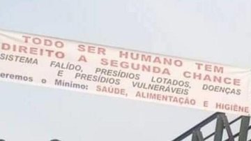 Os cartazes foram colocados em postes no bairro Vila Esperança Novas faixas são penduradas em Cubatão, desta vez o recado é aos governantes: "Queremos o mínimo" Faixa pendurada - Reprodução Facebook