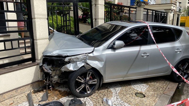 Carro destrói entrada de edifício luxuoso de Santos - Reprodução