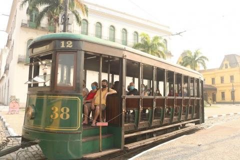 Opções de lazer vão desde passeio e bondinho até visitas a museus Chuva em Santos? Veja opções de lazer além da praia Turistas dentro do bondinho de Santos - Divulgação