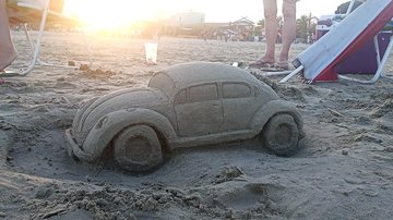 A perfeição das linhas do Fusca de areia impressionam Criativas esculturas de areia chamam a atenção em praia de Peruíbe Escultura de Fusca em areia - Tikinho Rakela