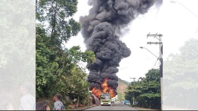 Caso ocorreu no bairro Ipiranguinha. Ninguém se feriu Ônibus pega fogo em Ubatuba na manhã deste sábado (1) Ônibus circular em chamas em via de Ubatuba - Reprodução/Instagram Kauai Ubatuba