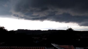 Cidade do Vale do Paraíba foi atingida por forte tempestade nesta quarta-feira (29) Vídeo flagra formação de nuvens assustadora em São José dos Campos Nuvens de tempestade sobre a cidade de São José dos Campos - Reprodução/Facebook