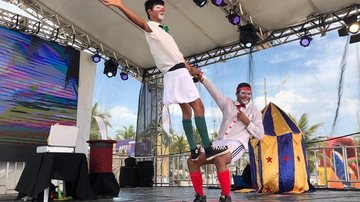 Projeto realiza atrações como arte circense, teatro, folclore, música, dança e cinema, contemplando os grupos artísticos locais Bertioga tem programação cultural para todas as idades neste final de semana Apresentação circense no palco do projeto - Divulgação