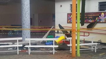 Corpo de Bombeiros cercou a área para impedir o acesso Três crianças ficam feridas após desabamento de telhado em escola de Santos Local do acidente cercado por bancos e fita zebrada - Reprodução UOL