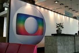 Estúdios Globo Globo transfere R$ 318 mil para conta errada, homem compra casa com dinheiro e emissora entra na Justiça Parede com logo da Globo - Imagem: Reprodução / Gerardi Pereira