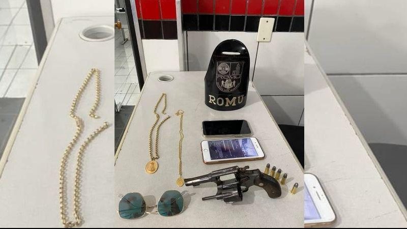 Objetos apreendidos com os dois indivíduos que roubaram banhistas da praia de Pernambuco Objetos furtados Duas correntes douradas, óculos de sol, revólver e dois celulares - Divulgação