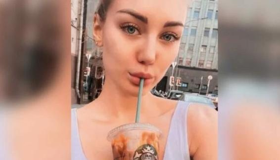 Gretta foi morta pelo namorado que durante mais de um ano se passou por ela via redes sociais Modelo russa Jovem olhando para a câmera com um starbucks na mão - Reprodução