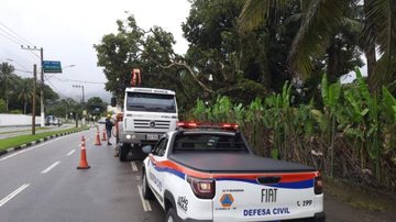 Com as chuvas dos últimos dias, o Plano Preventivo da Defesa Civil, que terminaria 31 de março, foi prorrogado até o dia 3 de abril Defesa Civil de Ilhabela contabilizou 367,55 milímetros de chuva em março Carros da Defesa Civil retirando árvore caída - Divulgação