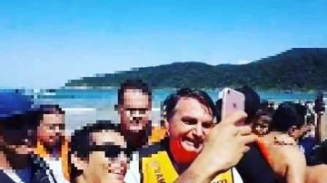 É a oitava vez que Jair Bolsonaro fica hospedado no Forte dos Andradas desde que assumiu a presidência Jair Bolsonaro com admiradores Jair Bolsonaro sorrindo para foto com fãs em Guarujá - Reprodução