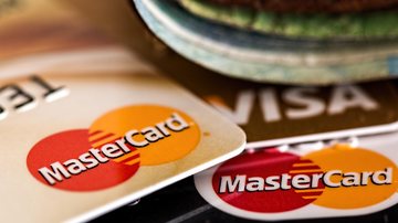 Quando o assunto são finanças pessoais, sem dúvida, o cartão de crédito é considerado um dos maiores vilões Cartão de crédito Cartões dourados, um em cima do outro - Pxhere
