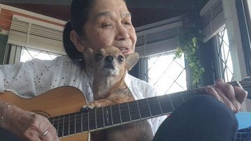 Cachorro e idosa ganham coração da web com vídeos musicais - Reprodução/Melinda Herman
