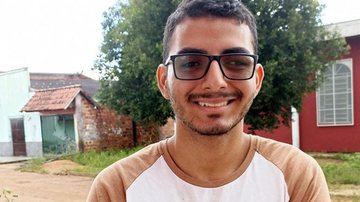 Familiares preparam a mudança para acompanhar Elizeu nessa nova jornada em Goiás Jovem autista Jovem sorrindo com óculos de sol - Arquivo Pessoal