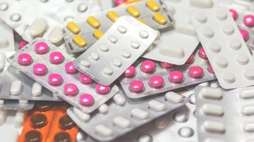 Sindusfarma lembra que o reajuste dos remédios não acontece de forma imediata, pois a grande concorrência entre as empresas do setor é que acaba regulando os preços Gosto amargo: remédios terão reajuste de quase 11% Blisters de comprimidos - Pixabay
