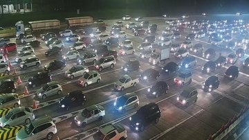 De acordo com a Ecovias, o Sistema Anchieta-Imigrantes está com Operação Normal (5x5), com descida pela pista sul da via Anchieta e pista sul da rodovia dos Imigrantes Sistema Anchieta-Imigrantes Imigrantes cheia de carros - Reprodução/Ecovias