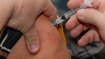 Campanha estava prevista para começar no dia 4 de abril, mas com as entregas dos imunizantes pelo Instituto Butantan, ela foi antecipada em uma semana Governo de São Paulo antecipa vacinação contra a gripe Pessoa recebendo vacina no braço - Pixabay