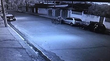 Ladrão leva duas bicicletas roubadas de uma residência em Ubatuba (SP) Câmera de segurança flagra roubo a bicicletas em Ubatuba (SP) - Foto: Divugação