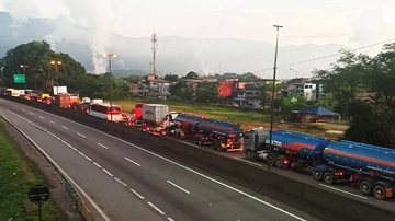 rodovias seguem registrando congestionamento intenso no litoral de SP Transito no litoral - Reprodução Cubatão Mil Grau