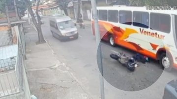 Motociclista trafegava pela rua quando resolveu ultrapassar uma van Motociclista cai em baixo de ônibus em São José Motociclista caindo em baixo de ônibus e moto caída rodando na rua (antes de parar em baixo do carro parado) - Reprodução