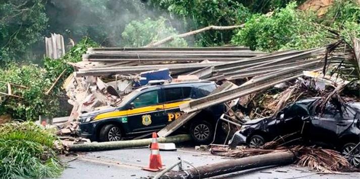 Posto da Polícia Rodoviária é destruído após deslizamento de terra Chuvas no litoral - Divulgação