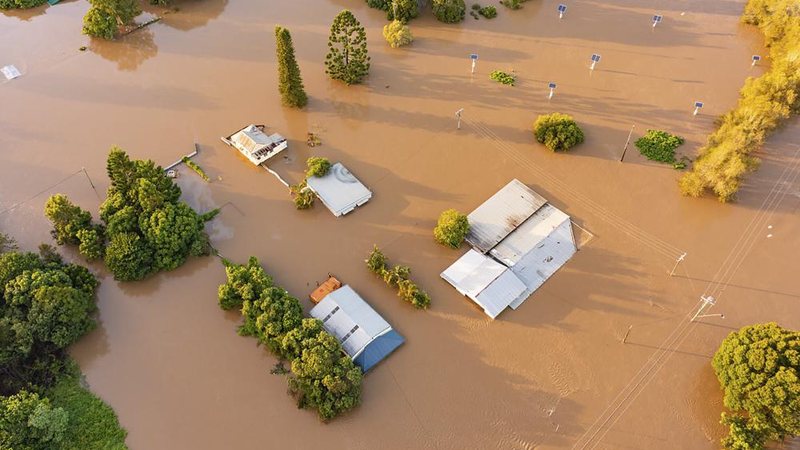 Água checando até telhados de residência e copas de árvores capa - Austrália tem pior inundação em mais de uma década; 40 mil deixam suas casas - Imagem: Reprodução / Associated Press / Jason O'Brien