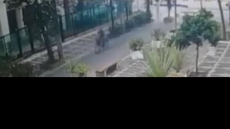 Em um vídeo registrado por câmeras de segurança é possível ver os meliantes fugindo de bicicleta Moradores reclamam de constantes tentativas de roubos e furtos na região central de Guarujá Meliante fugindo de bicicleta - Reprodução