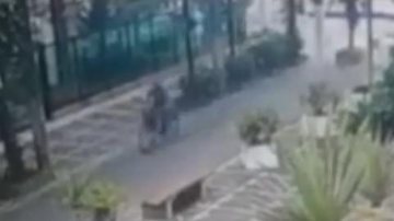 Em um vídeo registrado por câmeras de segurança é possível ver os meliantes fugindo de bicicleta Moradores reclamam de constantes tentativas de roubos e furtos na região central de Guarujá Meliante fugindo de bicicleta - Reprodução