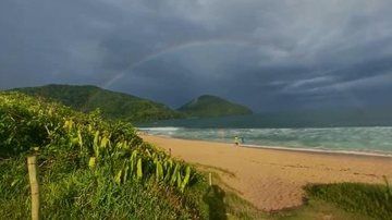 Fenômeno foi registrado por banhistas que apreciavam a paisagem após a chuva Ubatuba ainda mais encantadora: Morador registra arco-íris embelezando a praia Vermelha do Norte Arco-íris na praia em Ubatuba - Reprodução Facebook