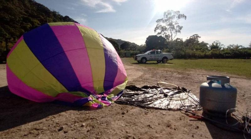 Grupo foi preso momentos antes de soltar um balão em Caraguá Grupo é preso após tentar soltar balão em Caraguatatuba (SP) balão em caragua - Foto: Polícia Ambiental