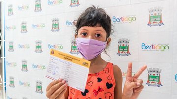 Vacinação de crianças contra covid Vacinação crianças Bertioga Criança segurando a carteirinha de vacinação infantil - Divulgação/Prefeitura de Bertioga
