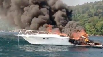 Lancha pegou fogo em Ilhabela (SP) Barco afunda após pegar fogo em Ilhabela (SP) lancha em chamas - Foto: GBMar/Reprodução