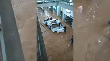 Autoridades permanecem a procura de pessoas que estão desaparecidas Tragédia Enchente em comércio de Petrópolis - Reprodução