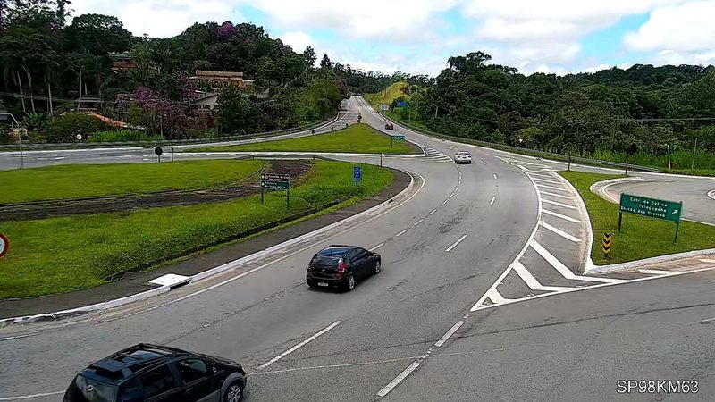 Confira a situação da via em tempo real pelas câmeras de monitoramento Tráfego é intenso na Mogi-Bertioga na tarde deste sábado (12) Km 63 da rodovia Mogi-Bertioga - DER-SP