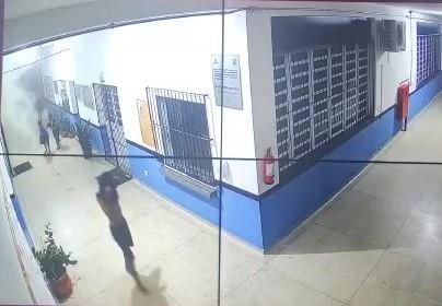 Jovens foram flagrados pelas câmeras de segurança na madrugada deste domingo (13). A prisão foi efetuada pela Polícia Municipal Menores são presos após vandalismo em escola municipal de São Sebastião (SP) - Foto: Reprodução | PMSS