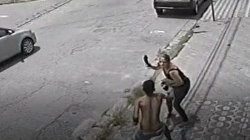 A câmera de monitoramento de um imóvel gravou todo o crime Sapatada em bandido em São Vicente Mulher com o sapato na mão ameaçando bater no bandido - Reprodução