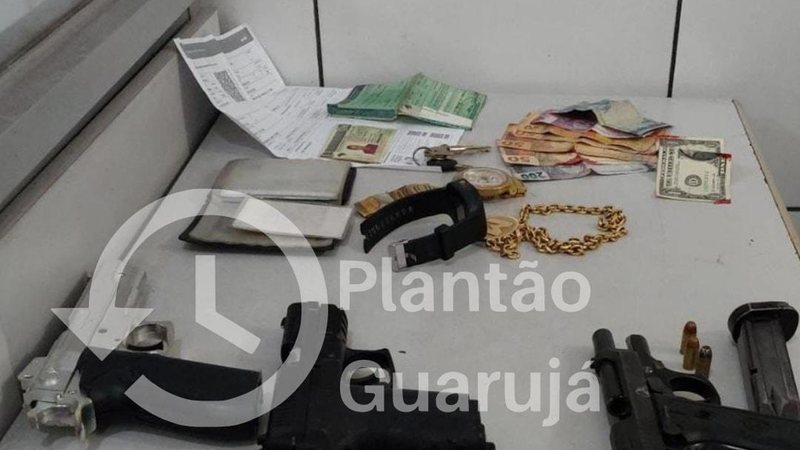 Um dos homens do quarteto foi levado ao hospital, outro morreu no local e os outros dois foram encaminhados à delegacia Objetos encontrados com bandidos Objetos como arma, documentos e dinheiro, encontrados com bandidos - Divulgação/Plantão Guarujá
