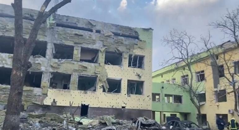 "Exorto o mundo a agir! Force a Rússia a parar sua guerra bárbara contra civis e bebês!", disse ministro das Relações Exteriores da Ucrânia Imagens mostram total destruição em maternidade ucraniana Fachada de prédio de maternidade da cidade de Mariupol, na - Reprodução/Twitter