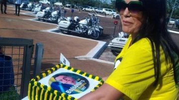 Jair Bolsonaro completa 67 anos nesta segunda-feira (21); cerca de 50 apoiadores foram vê-lo e parabenizá-lo Mulher com bolo de aniversário Bolo com o rosto do presidente Jair Bolsonaro - Divulgação
