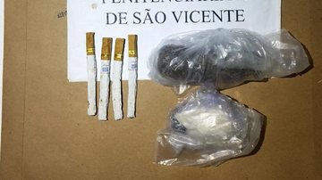 Objetos detectatos nas partes íntimas das visitantes Mulheres são flagradas com celular nas partes íntimas durante revista em penitenciária de São Vicente (SP) Cigarros e celulares em sacos - Imagem: Divulgação / SAP