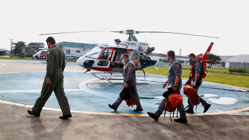 O trabalho dos cães farejadores será iniciado ainda hoje Bombeiros de São Paulo Bombeiros e piloto indo em direção ao helicóptero da PM - Divulgação/Governo do Estado de São Paulo