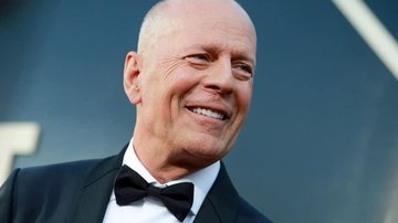 Bruce Willis Bruce Willis se aposenta do cinema após diagnóstico de doença degenerativa Ator Bruce Willis sorridente, de smoking - Imagem: Reprodução